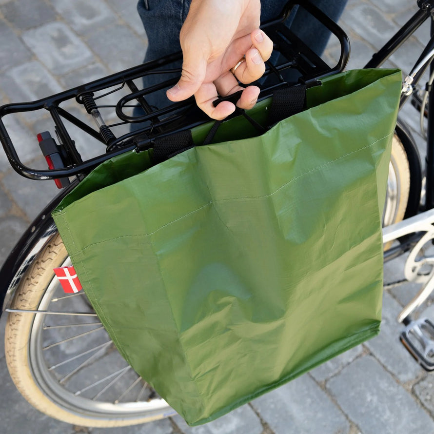 Sac cabas vert Cobags Bikezac 2.0 20L pour porte-bagages arrière vélo, pratique et durable