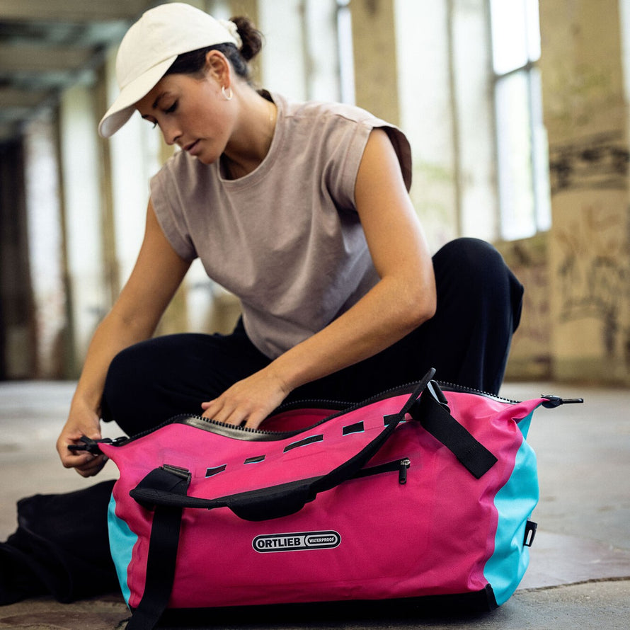 Sac à dos vélo Ortlieb Duffle Lite rose et bleu, étanche et pratique pour toutes vos sorties