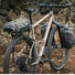 Partez en exploration avec la sacoche Atlas Rack Pack : étanche, légère et parfaitement intégrée au porte-bagages Old Man Mountain.