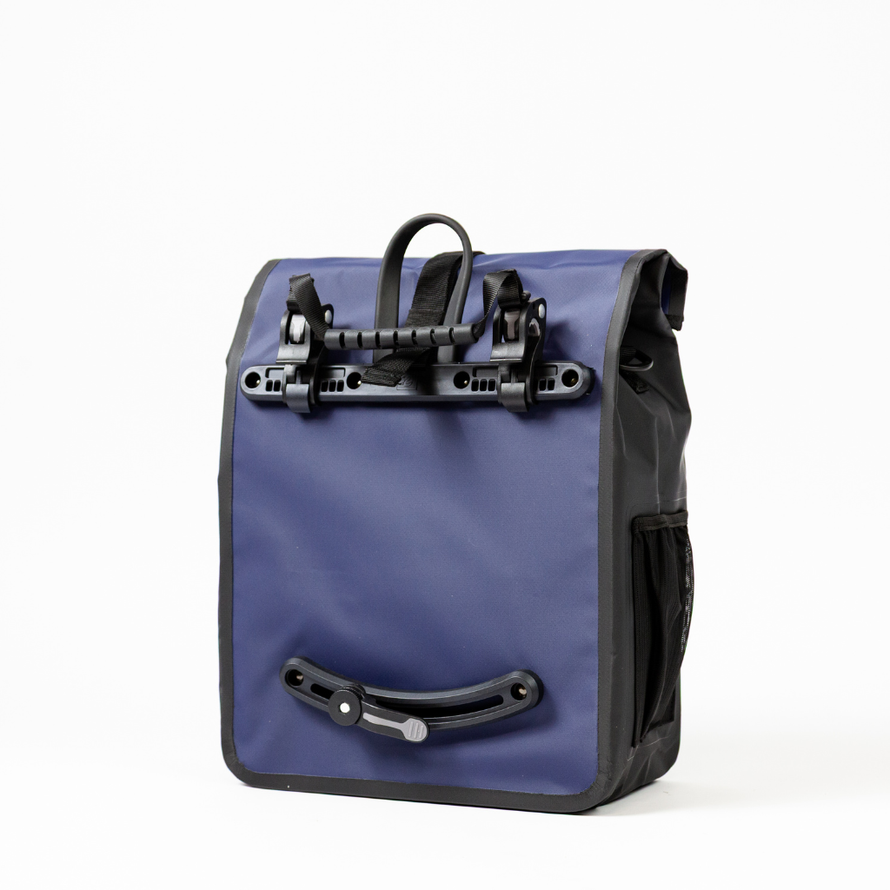 Vue arrière de la sacoche arrière Badawin Aaron 23 L bleue pour porte-bagages