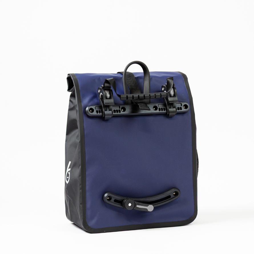 Vue trois quarts de la sacoche arrière Badawin Aaron 23 L bleue pour porte-bagages