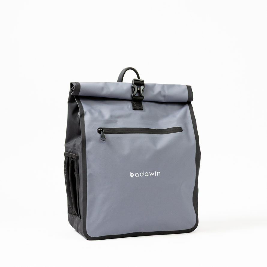 Vue trois quarts de la sacoche arrière Badawin Aaron 23 L grise pour porte-bagages
