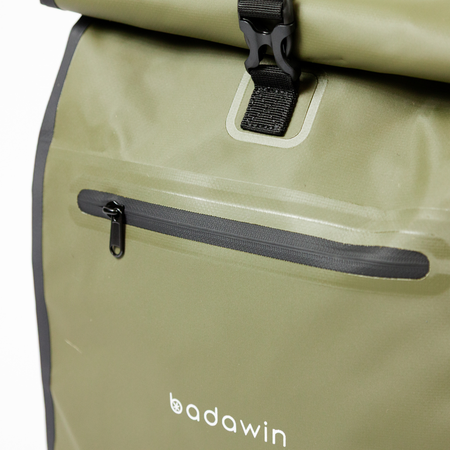 Détail de la fermeture zippée de la sacoche arrière Badawin Aaron 23 L verte