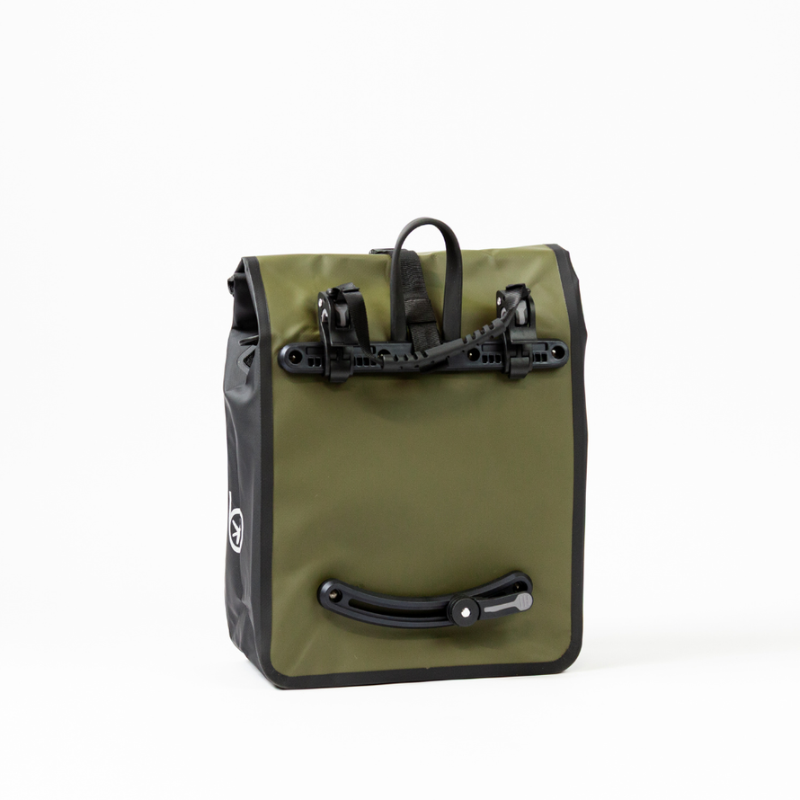 Vue trois quarts arrière de la sacoche arrière Badawin Aaron 23 L verte pour porte-bagages