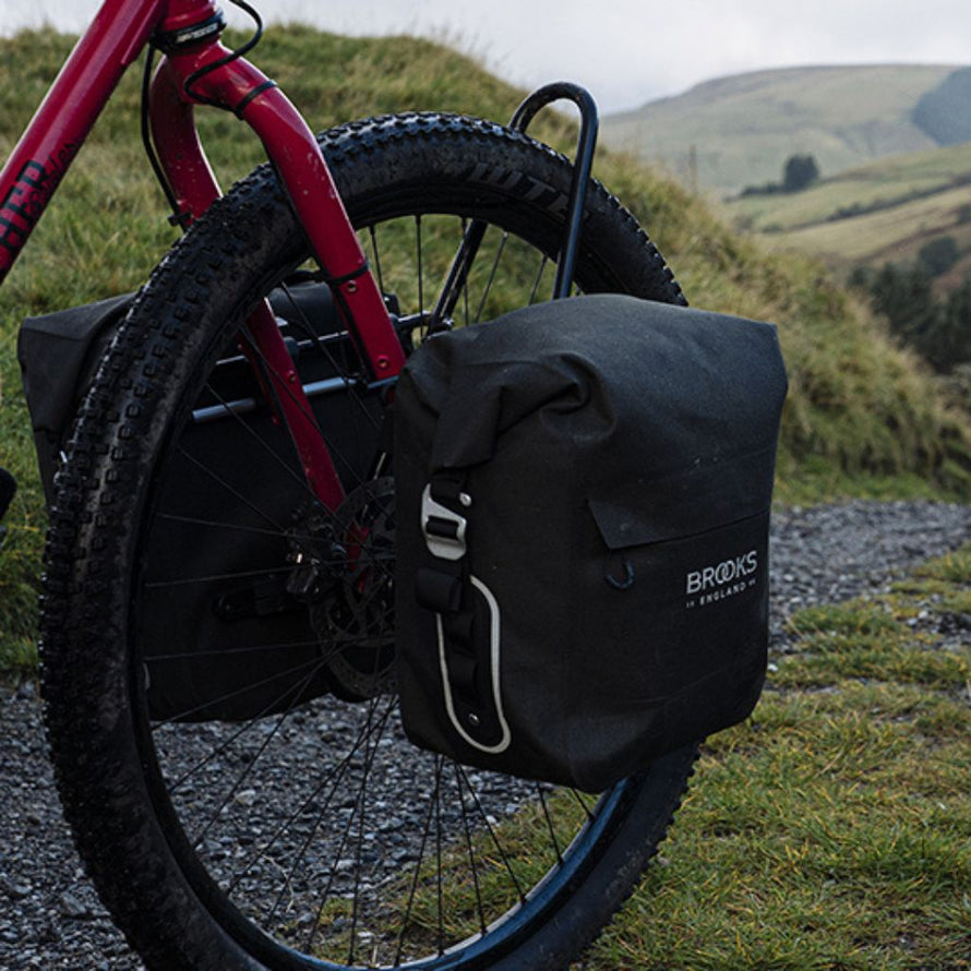 Sacoche gravel Brooks Scape avant 10 à 13 litres, étanche et résistante
Emportez l'essentiel grâce à la sacoche Brooks Scape pour vélo gravel, conçue pour l’avant du vélo, avec un espace de 10 à 13L et une étanchéité garantie.