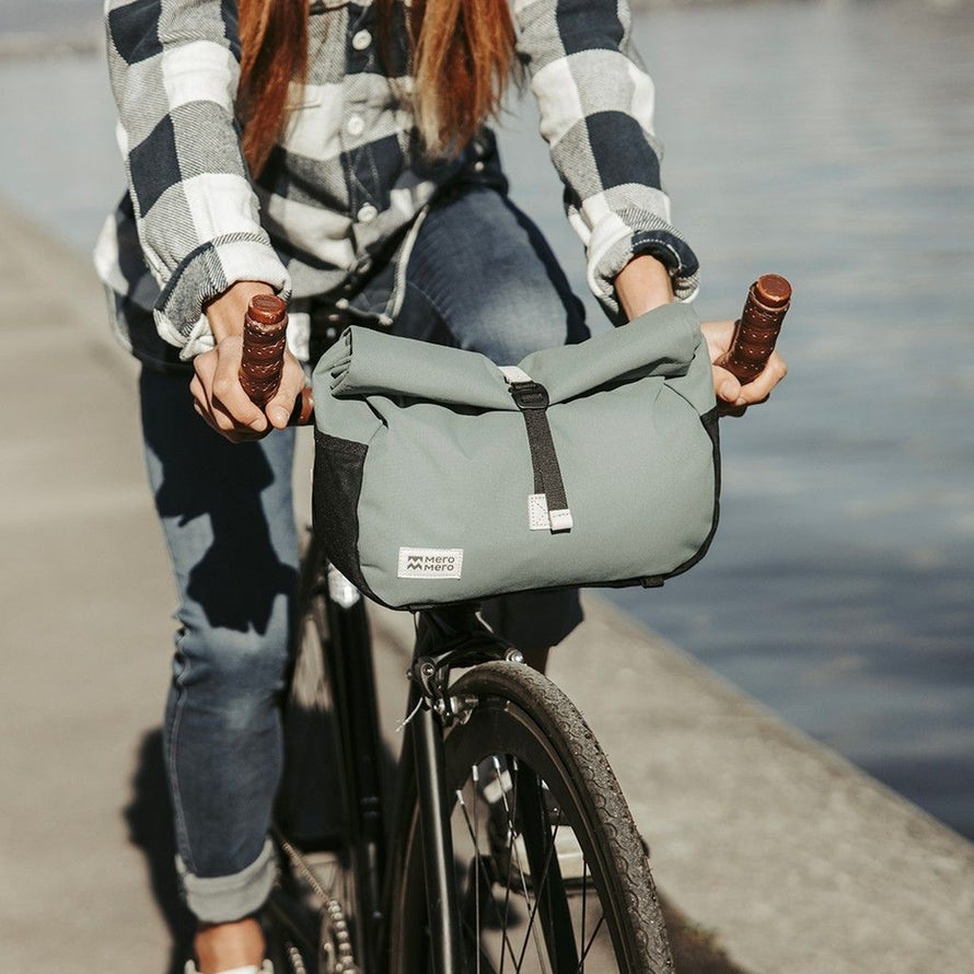 Sacoche de cintre MeroMero Piha couleur vert sauge, idéale pour les trajets urbains