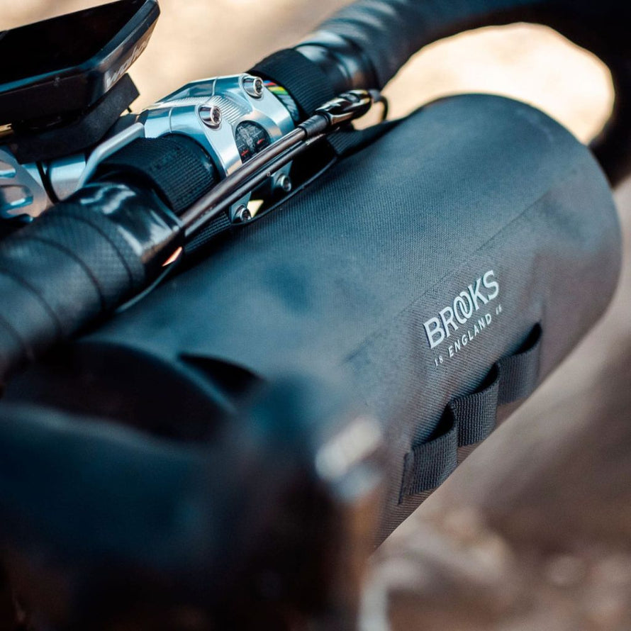 Brooks England Scape : la sacoche de guidon gravel pour vos aventures
Avec la sacoche de guidon Brooks England Scape, vivez vos sorties gravel avec un rangement sécurisé et fonctionnel.