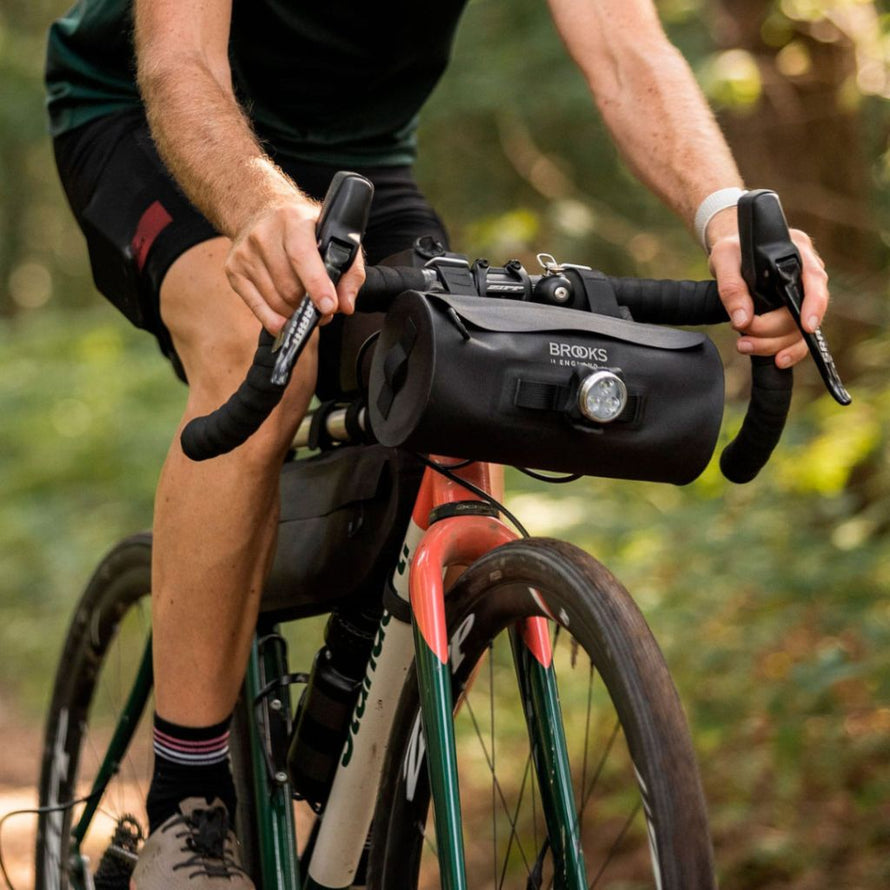 Sacoche de guidon gravel Brooks England Scape : explorez en toute sérénité
Cette sacoche Brooks England Scape offre une capacité optimale pour vos escapades gravel, même sur les chemins les plus exigeants.