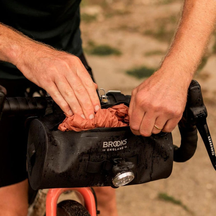 Brooks England Scape : la sacoche de guidon gravel fiable et durable
Optez pour la sacoche Brooks England Scape et profitez d'un rangement pratique pour toutes vos aventures à vélo gravel.