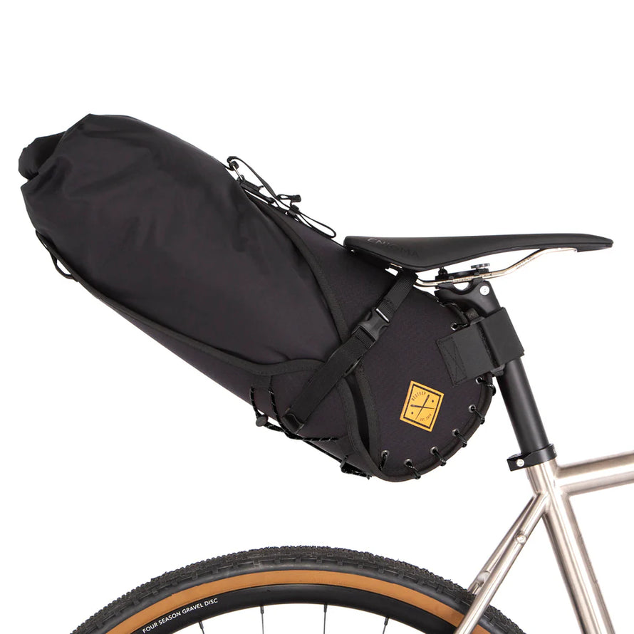 Sacoche de selle Restrap étanche et polyvalente pour vélo, idéale bikepacking et gravel, fixation solide et confection artisanale anglaise.