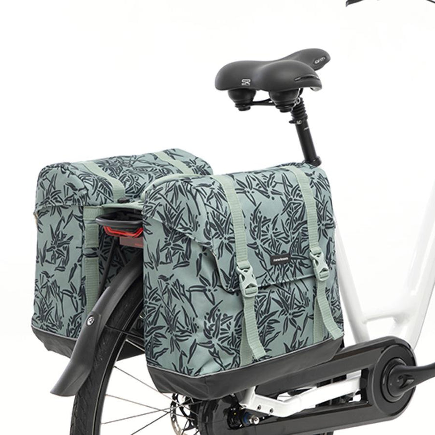 Paire de sacoches Alma Bamboo Newlooxs vertes, vue sur le vélo