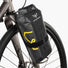 Sacoche fourche Apidura Expedition 3L pour bikepacking, robuste, et design noir avec details jaunes