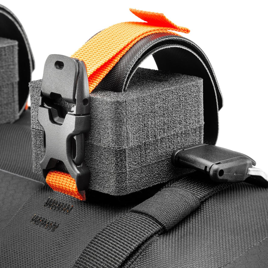 Sacoche de guidon bikepacking Handlebar Pack 9-15L Ortlieb noire avec fixation robuste et sangle orange