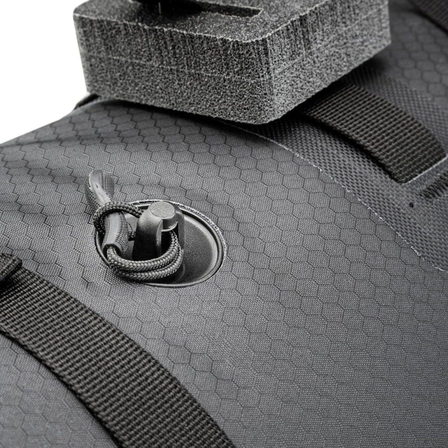 Détail sacoche de guidon bikepacking Handlebar Pack 9-15L Ortlieb noire avec cordon et fixation solide