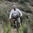 Cycliste en pleine nature avec sacoche de guidon Ortlieb Pack-Flex 15L gris, étanche et adaptée au bikepacking