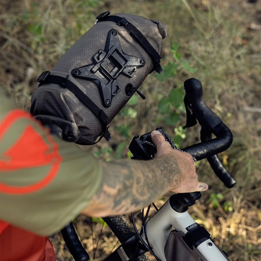 Sacoche de guidon Ortlieb Pack-Flex 15L taupe avec système de fixation sécurisé pour bikepacking étanche et durable