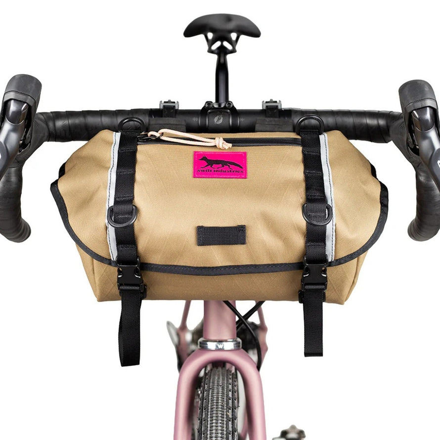 Sacoche de guidon Catalyst Pack Swift Industries, compacte et étanche pour cyclotourisme et bikepacking