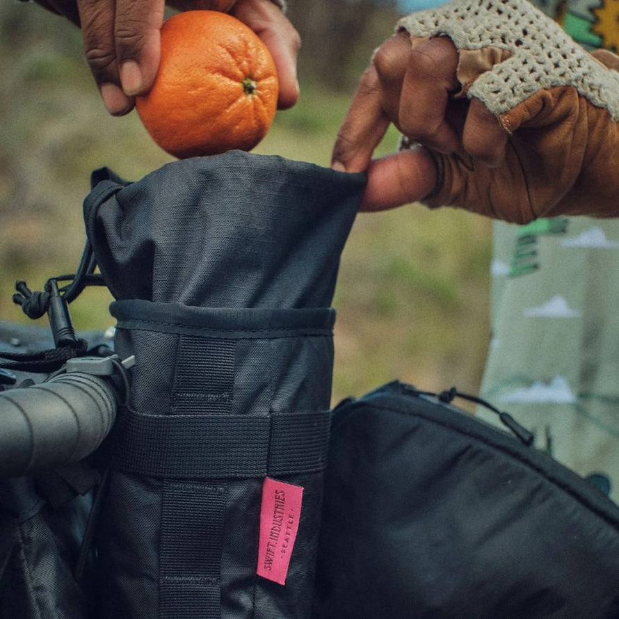 Sacoche de guidon Swift Industries GIBBY 1,75 L noire ouverte, pratique pour ranger vos objets à vélo