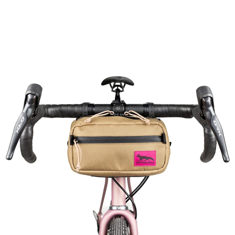 Sacoche guidon Swift Industries Kestrel SI600 couleur tan avec logo rose, parfaite pour vos balades à vélo