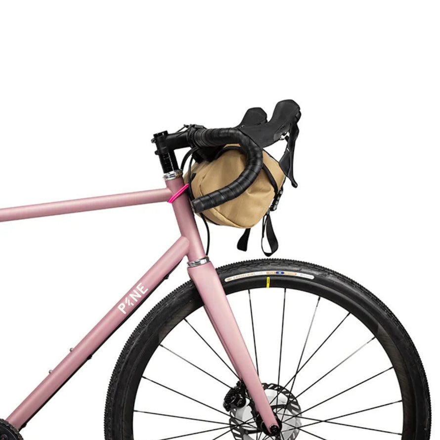 Sacoche de guidon Catalyst Pack Swift Industries compacte en couleur tan pour vélo et bikepacking