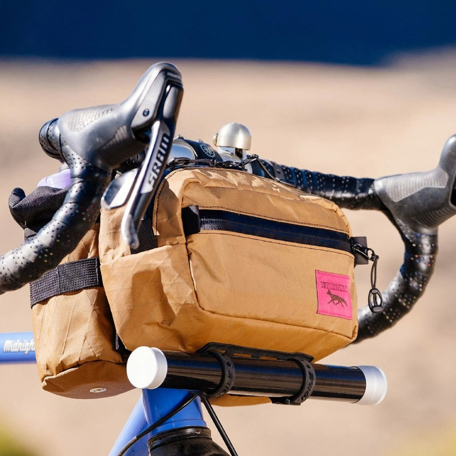 Sacoche guidon vélo Swift Industries Kestrel SI600 tan avec rangement pratique pour sorties urbaines et aventures