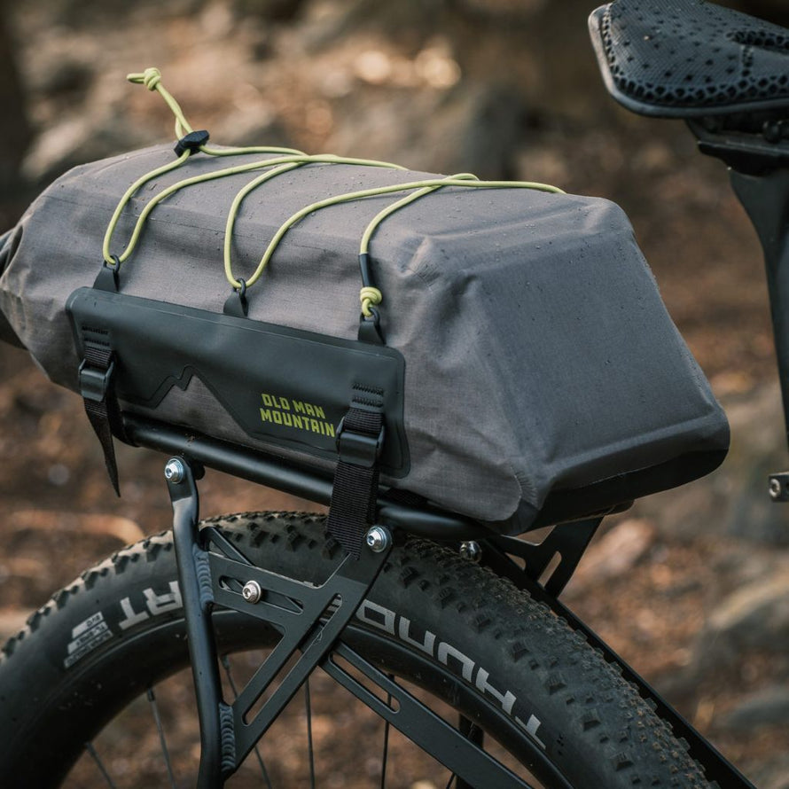 Transportez votre équipement en toute sécurité : l'Atlas Rack Pack s'installe solidement sur le plateau pour une alternative fiable à la sacoche de selle.