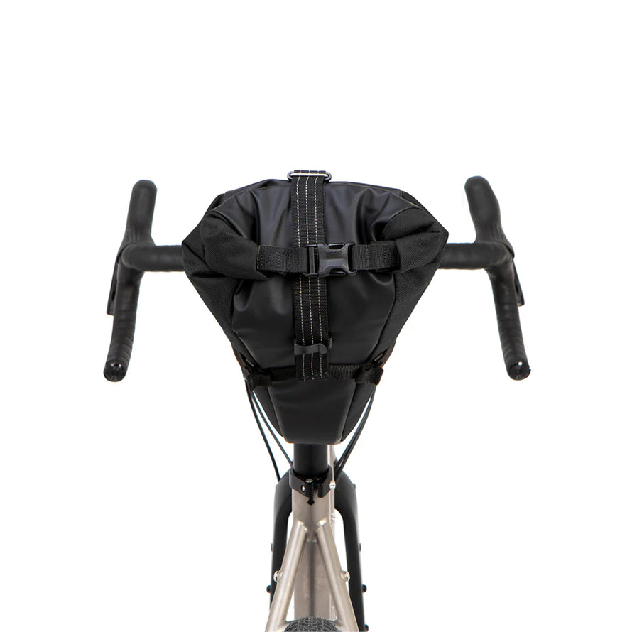 Minimaliste et robuste, la Saddle Pack de Restrap se fixe aussi sur le guidon et reste stable sur route et gravel. Fabrication anglaise, garantie réparable à vie