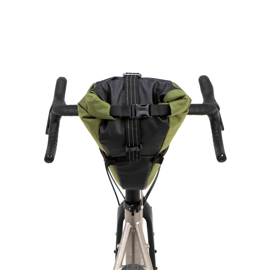 Sacoche de selle compacte Restrap : 100 % étanche, sans étui rigide, fixations Fidlock, disponible en 2,5L ou 4,5L. L’essentiel pour vos sorties à la journée