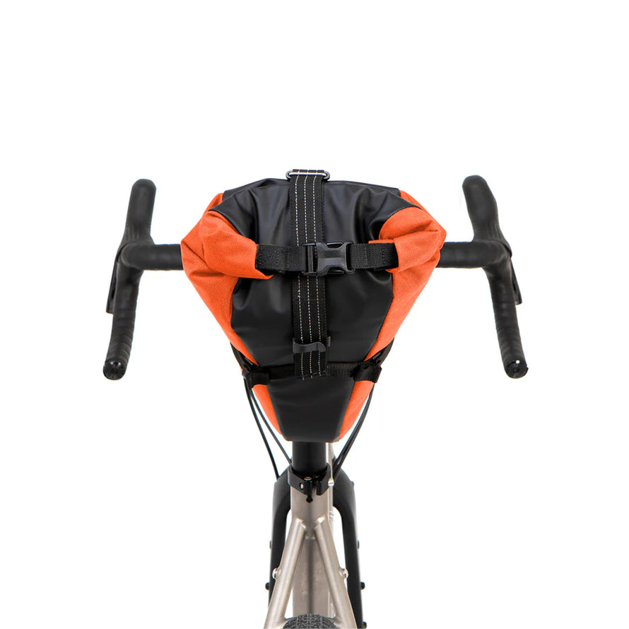 Découvrez la Restrap Saddle Pack : une sacoche de selle sans étui, facile à installer, qui reste stable et étanche sur route et chemins. Garantie à vie