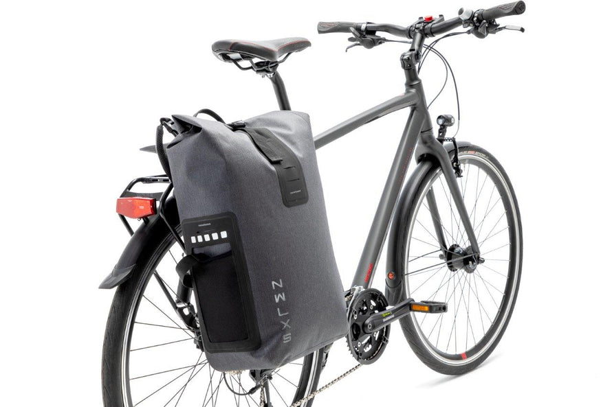 Sacoche convertible en sacs à dos Varo Backpack Newlooxs grise, vue sur le vélo. 
