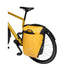 Sacoche sac à dos Vaude Aqua Transformer 26L jaune, étanche et recyclé, fixée sur porte-bagages vélo