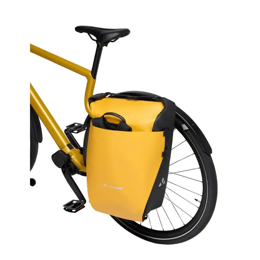 Sacoche sac à dos Vaude Aqua Transformer 26L jaune, étanche et recyclé, fixée sur porte-bagages vélo