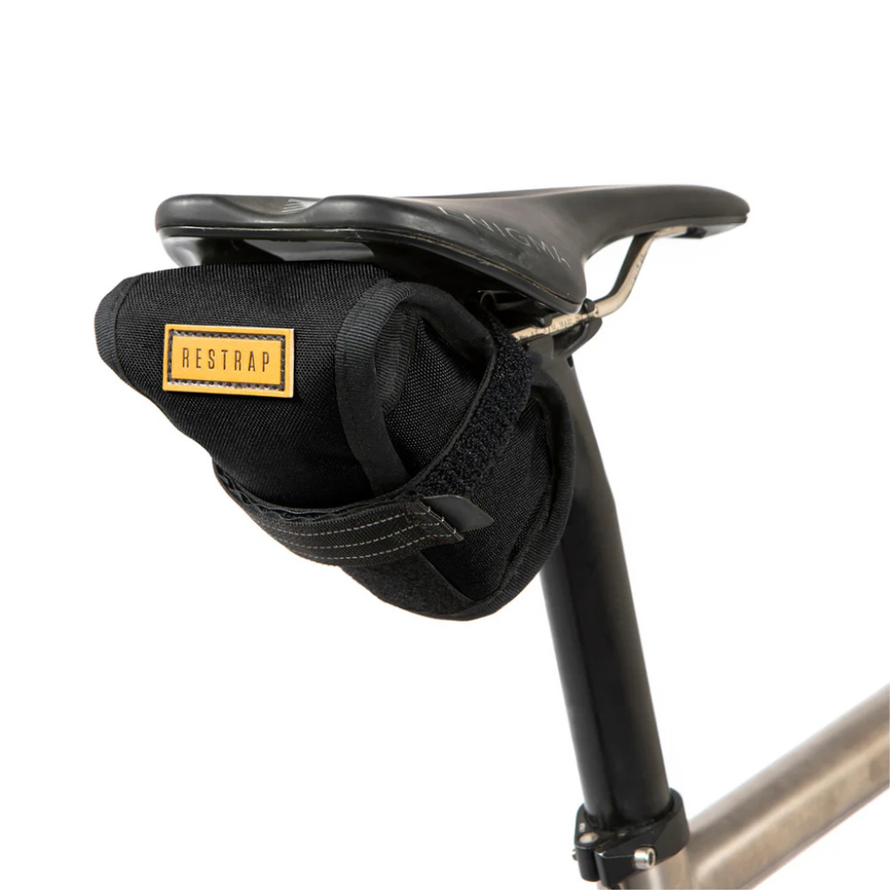 Sacoche de selle Restrap Tool Pouch montée sur la tige de selle, vue de profil