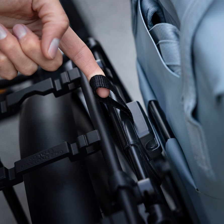 Détail de la fixation sécurisée de la sacoche vélo Thule Shield InLock sur porte-bagages