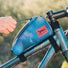 Sacoche top tube Moxie Swift Industries bleu avec fermeture zippée sur cadre vélo pour un accès rapide et sécurisé
