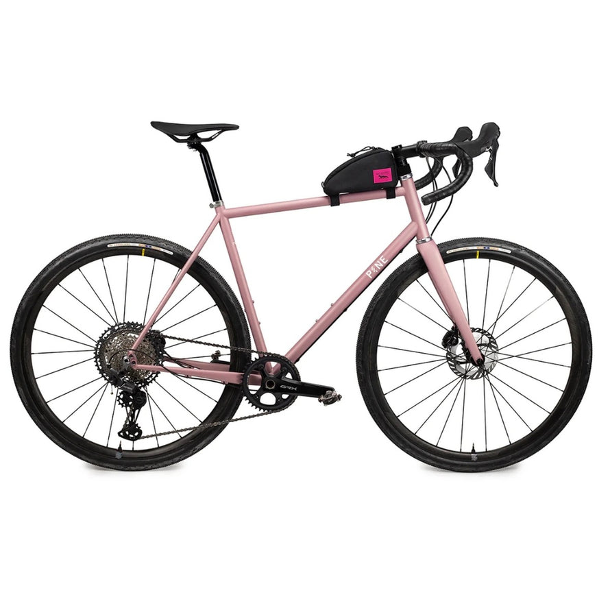 Sacoche top tube Moxie Swift Industries noire fixee sur cadre velo rose pour un acces rapide aux essentiels