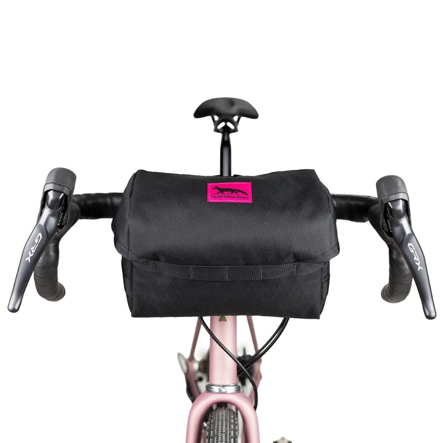 Sacoche velo guidon Capstone Swift Industries noire, design compact et resistant pour bikepacking et aventures a velo