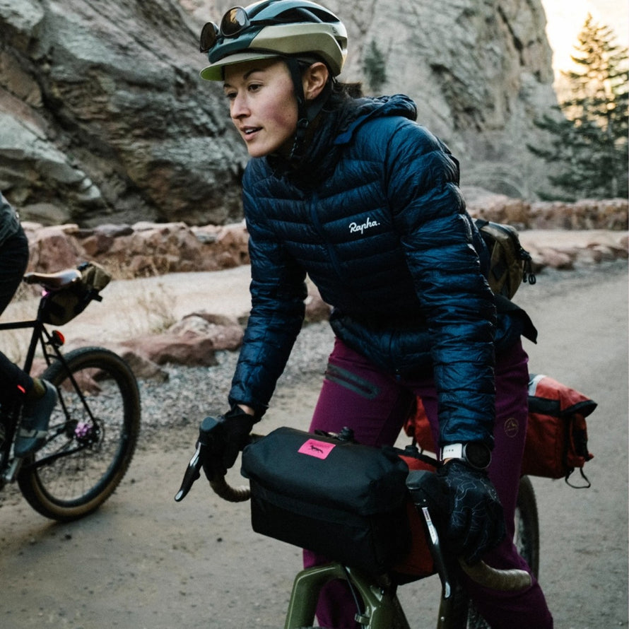 Sacoche velo guidon Capstone Swift Industries noire, ideale pour le bikepacking et les longues sorties