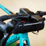 Sacoche de cintre Zéfal Z Adventure F1 fixée sur vélo de route avec compteur