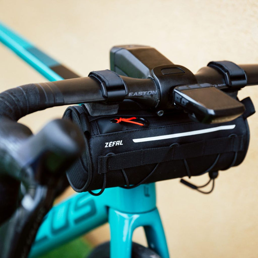 Sacoche de cintre Zéfal Z Adventure F1 fixée sur vélo de route avec compteur