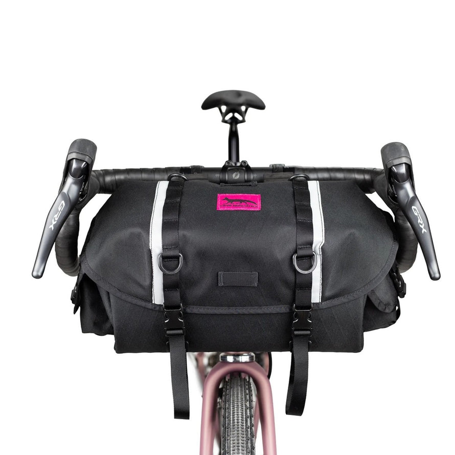 Sacoche vélo guidon 12L Zeitgeist Swift Industries noire avec bandes réfléchissantes et fixation par sangles robustes