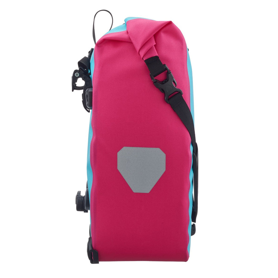Sacoche vélo Ortlieb Back Roller Cyber 20L bleu rose vue profil avec système d'attache sécurisé pour porte-bagages