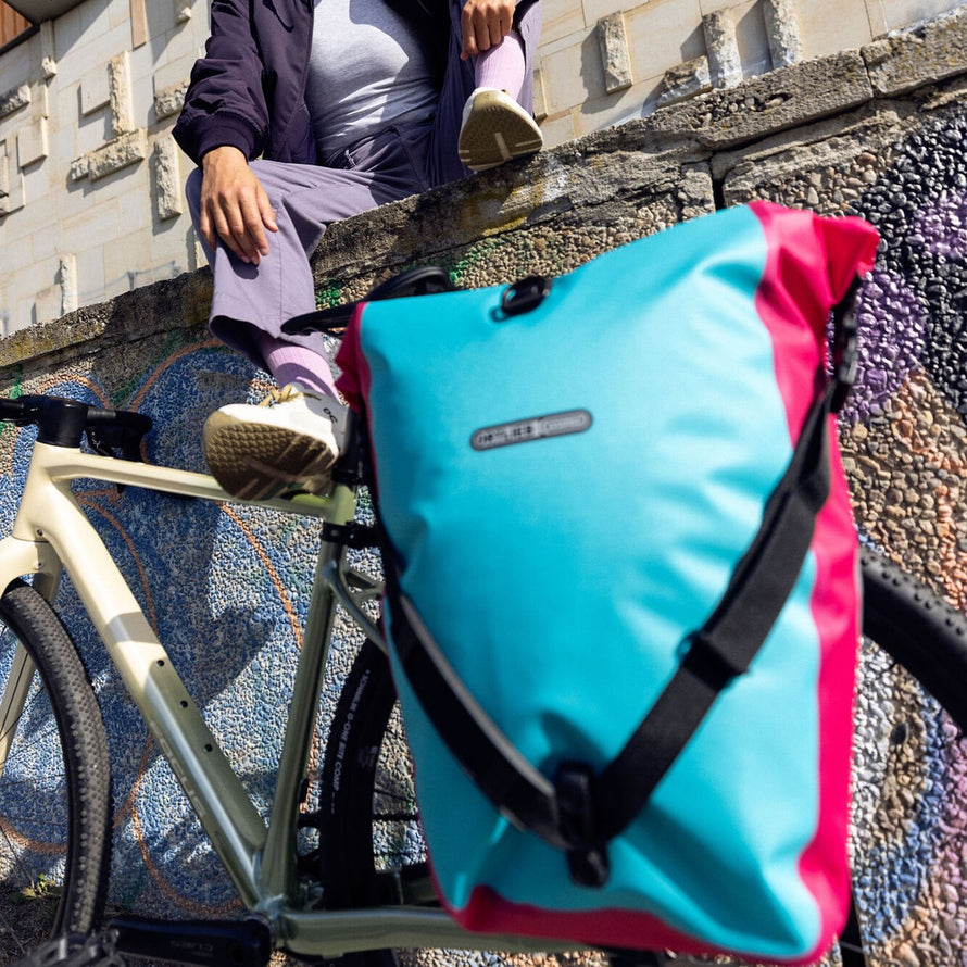 Sacoche de vélo Ortlieb Back Roller Cyber 20L bleu et rose, étanche et résistante pour porte-bagages