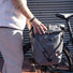 Sacoche de vélo Ortlieb back roller plus urban QL2.2 élégante fixation rapide et fiable grand volume grise avec détails réfléchissants