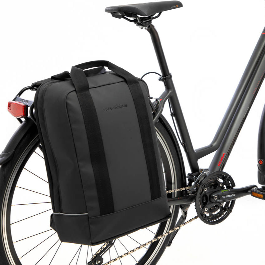 Sacoche convertible en sac à dos Nevada Backpack Newlooxs fixée sur le porte-bagages du vélo. 