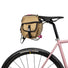 Sacoche vélo selle 12L Zeitgeist Swift Industries taupe avec fixation par sangle robuste et design fonctionnel