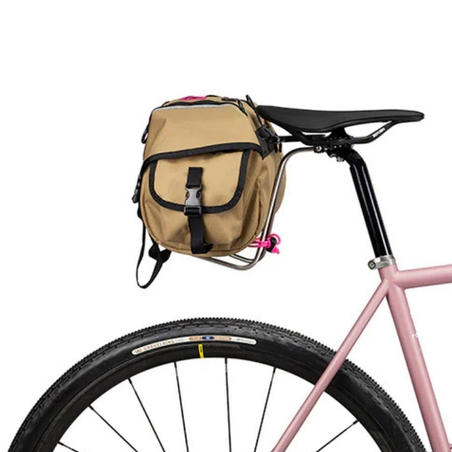 Sacoche vélo selle 12L Zeitgeist Swift Industries taupe avec fixation par sangle robuste et design fonctionnel