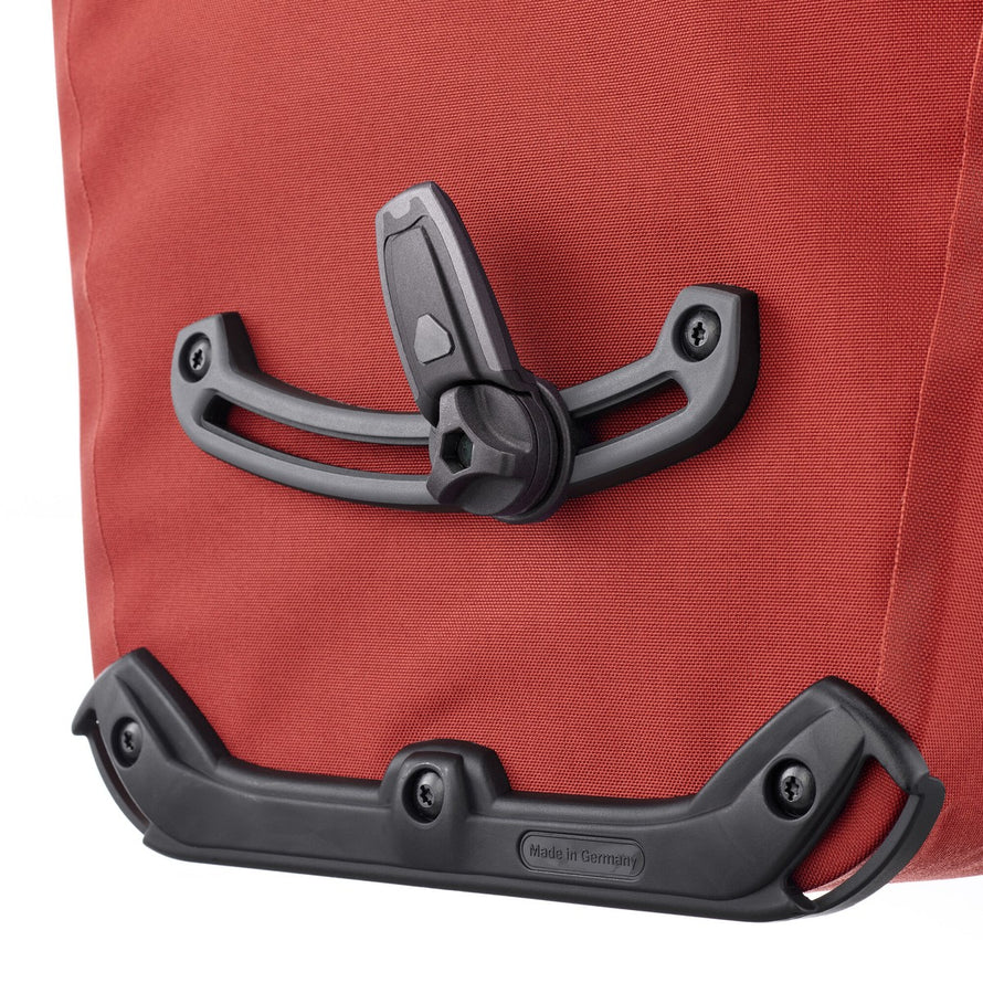 Fixation detaillee des sacoches arriere Ortlieb Back Roller Pro Plus 2 x 35L avec materiaux robustes et design allemand