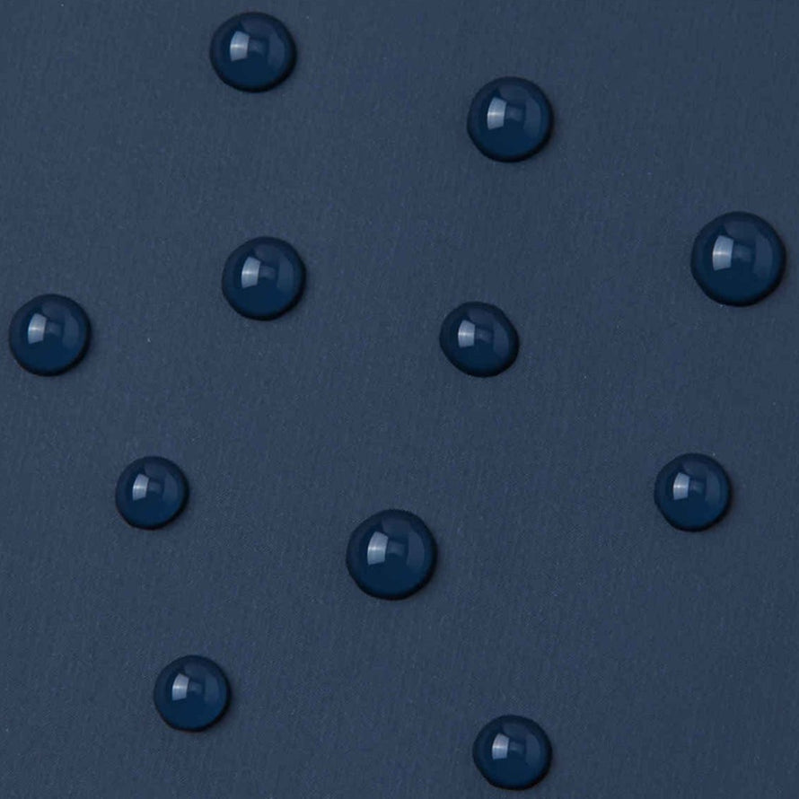 Salopette de pluie enfant Lammikko  Reima, vue du tissu imperméable. 