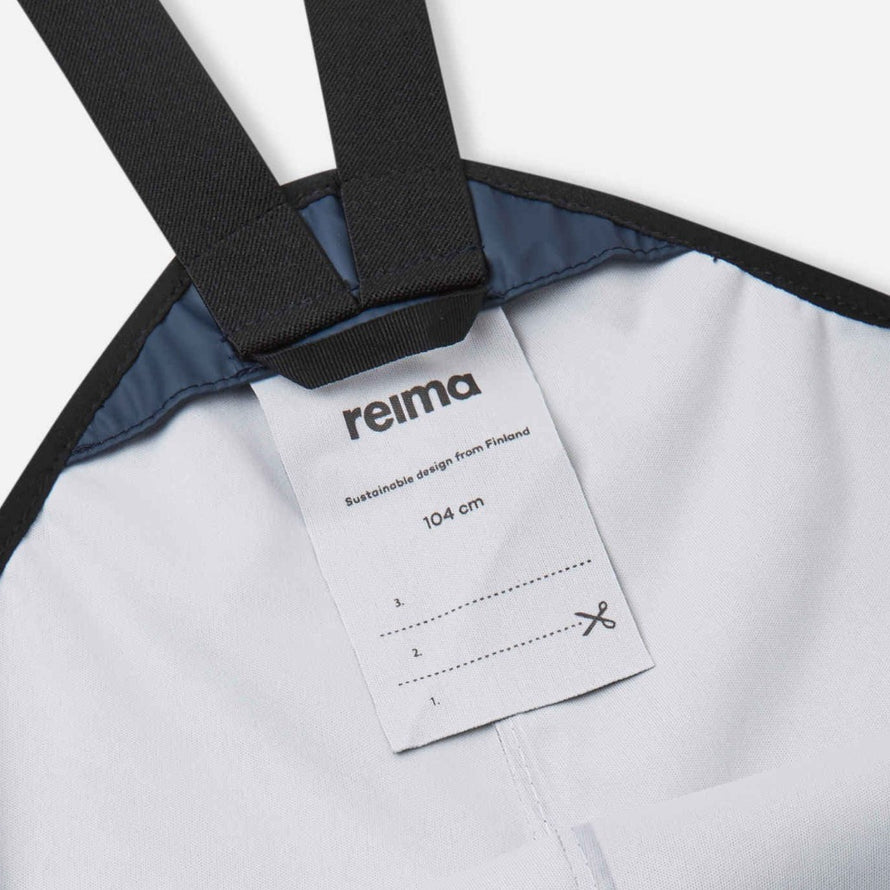 Salopette de pluie durable pour enfant Lammikko Reima, vue de l'étiquette intérieure. 
